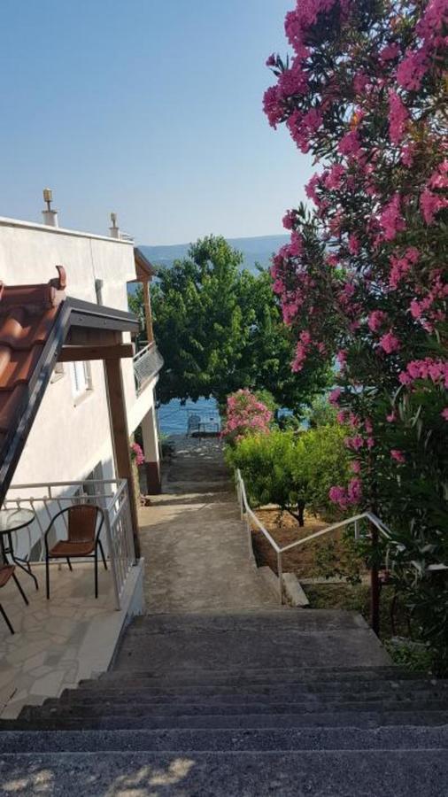 Apartments Coko Omis Exterior photo