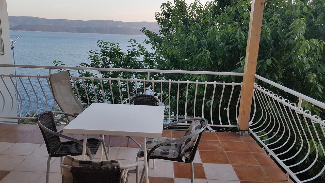 Apartments Coko Omis Exterior photo